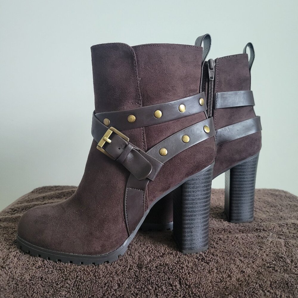 CHOCOLATE BROWN LEATHER STRAPPED BLOCK HEELED WOMENS BOOTS SIZE 7 NWOT